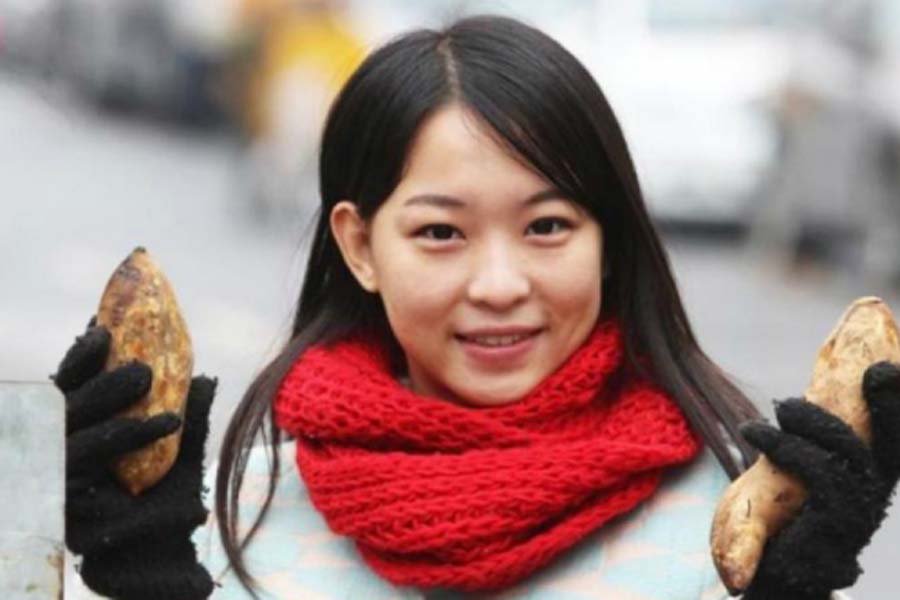 Cerita Haru Gadis Penjual Ubi Bakar di China